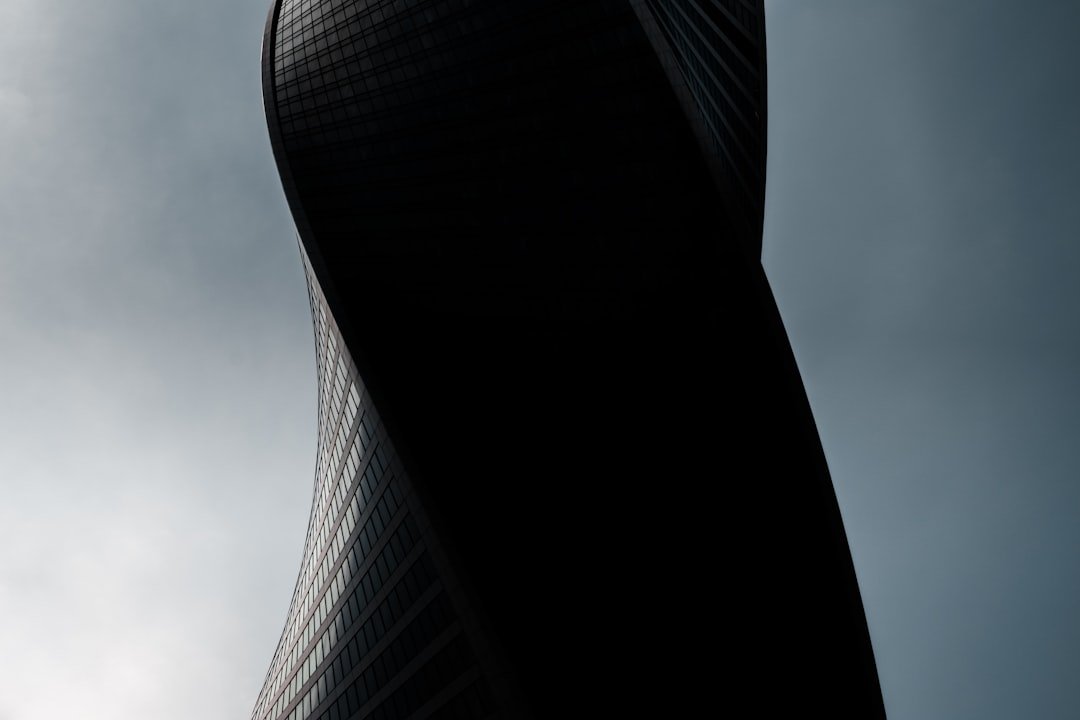 Fashion illustration showing body silhouettes demonstrating how oversized blazer creates vertical lines versus cropped jacket emphasizing waist